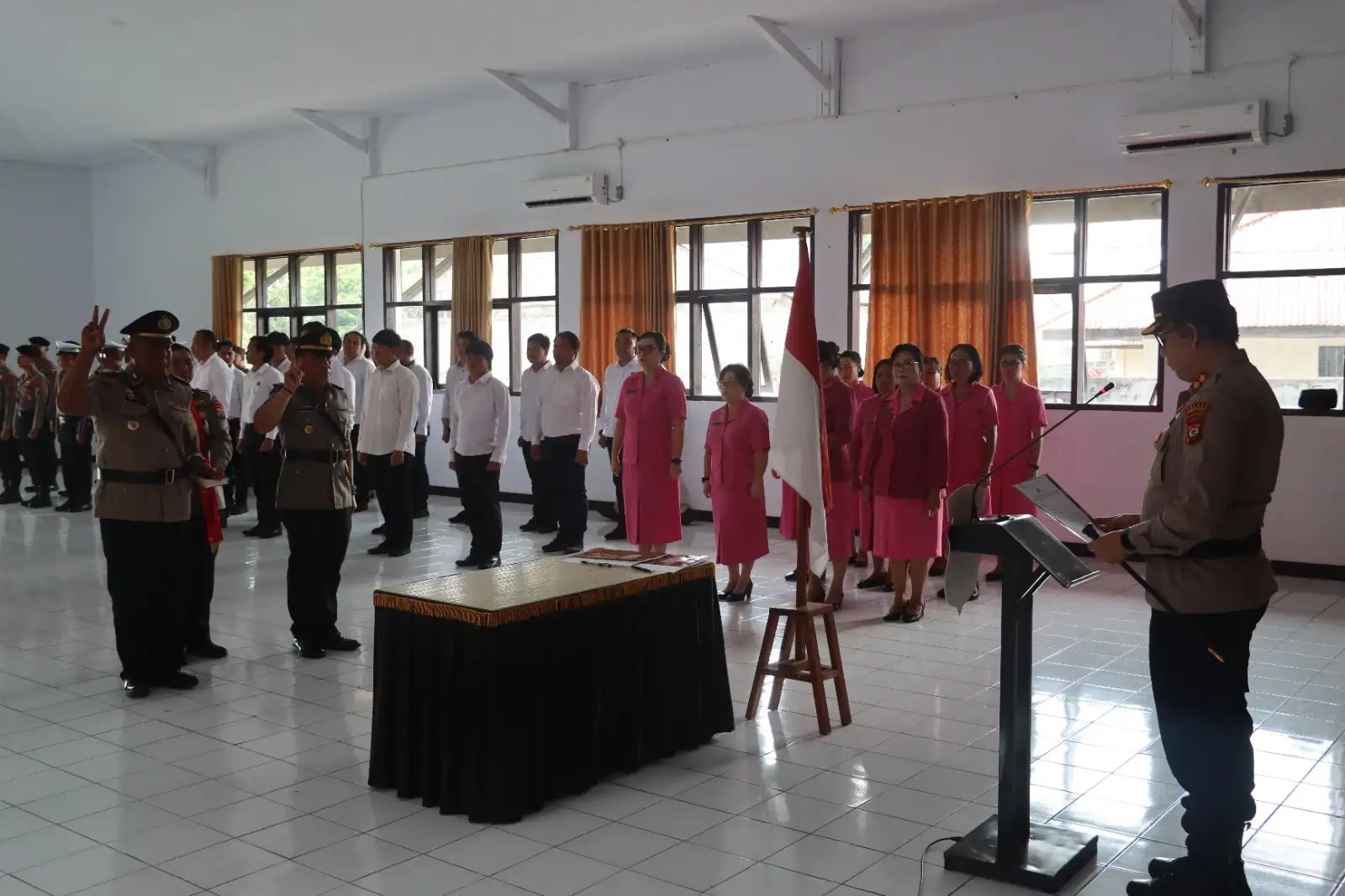 Polres Minahasa Gelar Upacara Serah Terima Jabatan Kabag Log dan Kasat Binmas